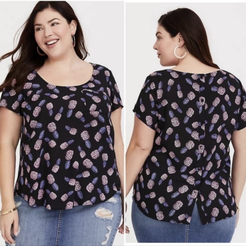 🎉 Host Pick 🎉 Torrid Abbey Pink Pineapple Button Back Top